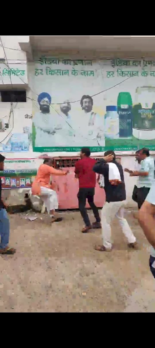 छठवें दिन उबल पड़ा व्यापारियों का आक्रोश,विरोध कर रहे दुकानदारों से ठेकेदार ने की मारपीट,   मौक़े पर खड़े अधिकारी बने तमाशबीन