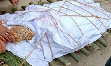 जिंदा इंसान की निकली शव यात्रा अर्थी पर लिटाकर किया मातम पीछे की सच्चाई जानकर दंग रह गए लोग