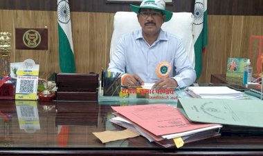 संवेदनशील डीएम का बड़ा दिल  — दिव्यांग अनीस को दिया 20,000 रुपये का सहारा, साथ में दुकान लगाने की जगह भी दिलवाई!