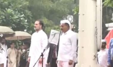 बारिश में भीगते रहे राहुल गांधी, खरगे ने रिमोट से फहराया तिरंगा, कांग्रेस मुख्यालय में राष्ट्रगान गाने का वीडियो वायरल