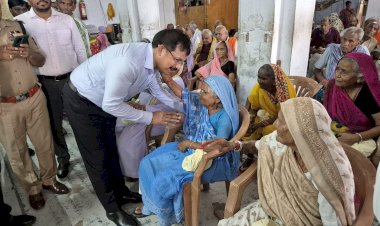 рд╕реНрд╡рддрдВрддреНрд░рддрд╛ рджрд┐рд╡рд╕ рдкрд░ рд╕реЗрд╡рд╛ рдФрд░ рд╕реНрдиреЗрд╣ рдХреА рд╕реМрдЧрд╛рдд - рдбреАрдПрдо рд╡ рдПрд╕рдкреА рдиреЗ рдмрд╛рдВрдЯреА рдЦреБрд╢рд┐рдпрд╛рдВ,  ┬ардЬрд┐рд▓рд╛ рдЕрд╕реНрдкрддрд╛рд▓ рдореЗрдВ рдорд░реАрдЬреЛрдВ рдХреЛ рдлрд▓, рд╡реГрджреНрдз рдЖрд╢реНрд░рдо рдореЗрдВ рдлрд▓, рдЪрд╢реНрдореЗ рд╡ рдЕрдпреЛрдзреНрдпрд╛ рджрд░реНрд╢рди рдХреА рд╕реМрдЧрд╛рдд; рдЖрд╢реАрд░реНрд╡рд╛рдж рдФрд░ рджреБрд▓рд╛рд░ рд╕реЗ рдЧреВрдВрдЬ рдЙрдард╛ рдорд╛рд╣реМрд▓