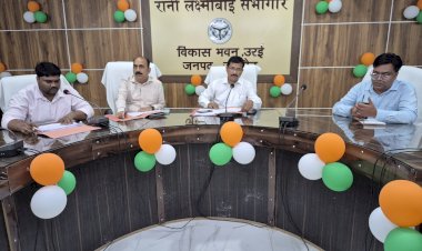 तीन दिन में सभी लंबित प्रकरण निस्तारण के आदेश, एसबीआई और पीएनबी प्रबंधकों को जिलाधिकारी ने लगाई फटकार