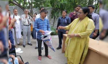 दिल्ली सीएम रेखा गुप्ता पर हमला , पहले खींचा हाथ और फिर जड़ दिया थप्पड़,अफरातफरी के बीच पुलिस ने आरोपी को दबोचा