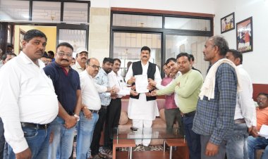 सरकार ग्रामीण विकास और कर्मचारियों के कल्याण के लिए प्रतिबद्ध : गोविंद सिंह राजपूत,  मनरेगा अभियंता संघ ने खाद्य मंत्री को सौंपा आठ सूत्रीय मांगों का ज्ञापन