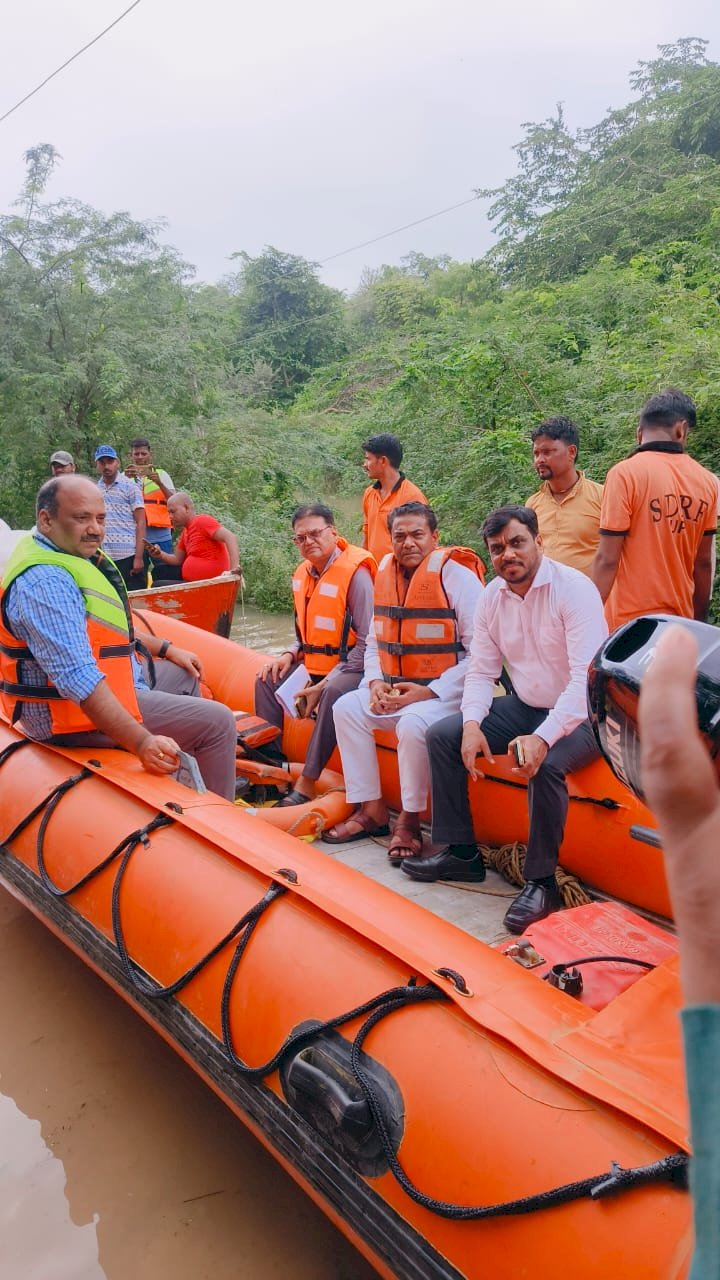 एक सैकड़ा गांवों में बाढ़ का संकट,प्रशासन मुस्तैद बाढ़ राहत केंद्रों से जरूरी सामान का हो रहा वितरण