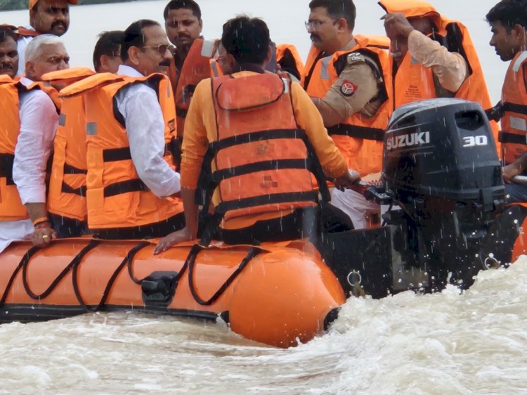    बाढ़ क्षेत्र में स्टीमर से पहुँचे अधिकारी, राहत शिविरों में मदद पहुँची   कालपी बाढ़ क्षेत्र में तेज़ राहत कार्य स्टीमर से निरीक्षण कर उच्चाधिकारियों ने बांटी राहत सामग्री