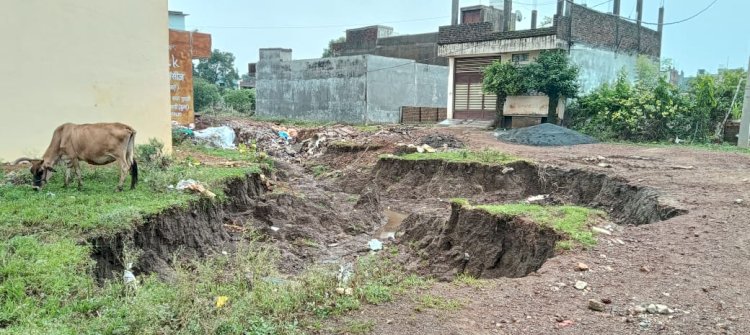 गोविंद गार्डन, बांसखेड़ी मंदिर टावर के पास रास्ता बहा, प्रशासन नदारद: तेज बारिश से आवागमन ठप, 50 परिवार बेहाल