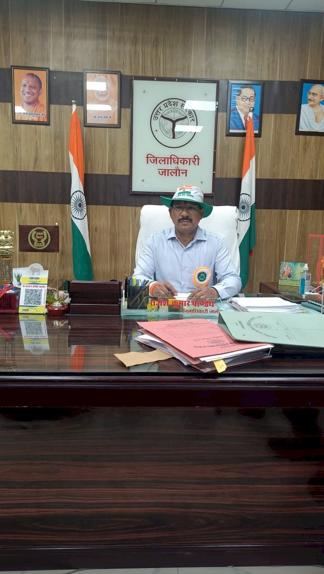 संवेदनशील डीएम का बड़ा दिल  — दिव्यांग अनीस को दिया 20,000 रुपये का सहारा, साथ में दुकान लगाने की जगह भी दिलवाई!