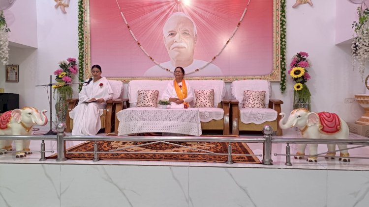 ब्रह्माकुमारी ईश्वरीय विश्वविद्यालय में पत्रकारों को राखी बांधकर उसके महत्व को बताया