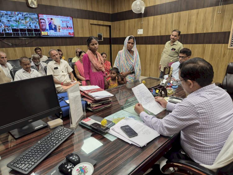 प्रदेश सरकार की संवेदनशील पहल- जिलाधिकारी ने जनता दर्शन में सुनी आमजन की समस्याए,   गरीब परिवारों, बारिश पीड़ितों और बुनियादी सुविधाओं से जुड़ी शिकायतों पर त्वरित कार्रवाई के निर्देश