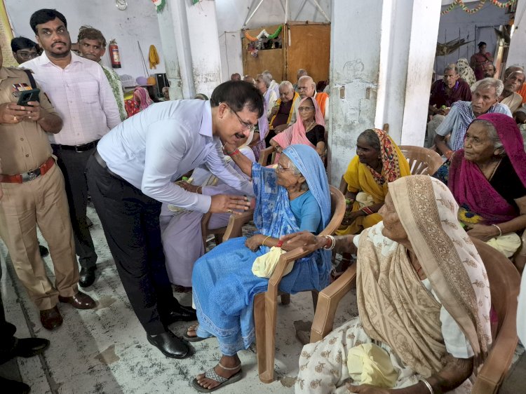 स्वतंत्रता दिवस पर सेवा और स्नेह की सौगात - डीएम व एसपी ने बांटी खुशियां,   जिला अस्पताल में मरीजों को फल, वृद्ध आश्रम में फल, चश्मे व अयोध्या दर्शन की सौगात; आशीर्वाद और दुलार से गूंज उठा माहौल