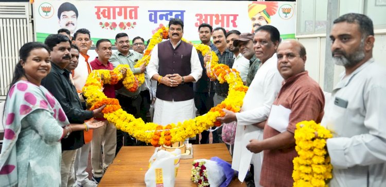 सरकारी निवास पर धूमधाम से मनाया गया खाद्य मंत्री का जन्मदिन, उत्सव में उत्साह का दिखा रंग,  फूलों की महक और तालियों की गूंज में हुआ गोविंद सिंह राजपूत का स्वागत