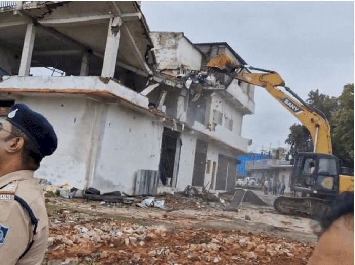 मोहन सरकार का बुलडोजर एक्शन: "भोपाल में मछली परिवार की आलीशान कोठी पर बुलडोजर, मोहन सरकार का लव जिहाद और ड्रग माफिया पर बड़ा एक्शन"