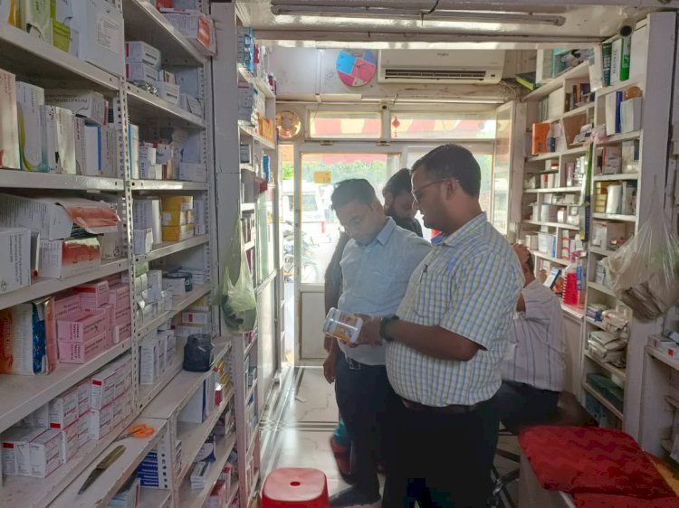 खाद्य विभाग की सख्त कार्रवाई: प्रोटीन पाउडर व सिरप के नमूने लिए, दवा दुकानों में मचा हड़कंप