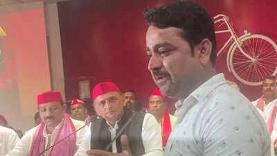 इंस्पेक्टर ने जूतों से पीटा, भद्दी गालियां दीं" – अखिलेश यादव के सामने फूट-फूटकर रोया कानपुर का सत्यम त्रिवेदी