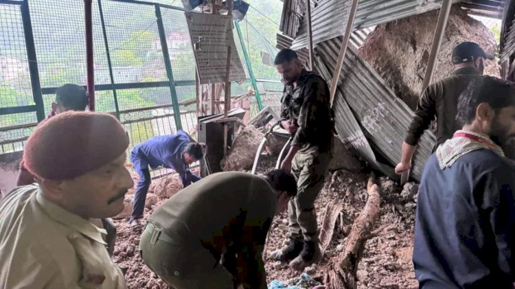वैष्णो देवी यात्रा मार्ग पर अर्धकुंवारी के पास भूस्खलन, पांच की मौत, 14 घायल; यात्रा स्थगित