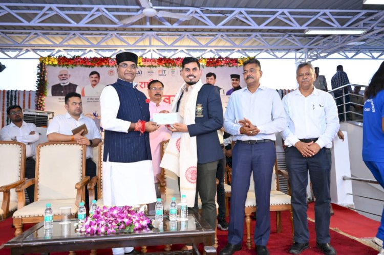 राष्ट्रीय खेल दिवस: म.प्र हॉकी अकादमी ने पश्चिम मध्य रेलवे हॉकी टीम को 3-2 से हराया,मंत्री विश्वास कैलाश सारंग ने पूर्व खिलाड़ियों को किया सम्मानित