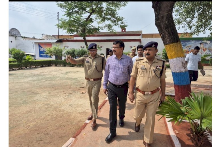 जिला जेल का डीएम एसपी ने किया औचक निरीक्षण, बंदियों को मिलने वाली सुविधाओं का लिया जायजा