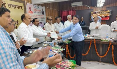 जनपद के 27 नवनियुक्त व्यवसाय अनुदेशकों को मिला नियुक्ति पत्र, जनप्रतिनिधियों ने किया सम्मानित