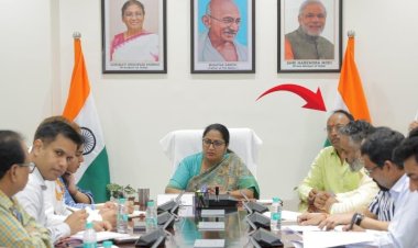 क्या दिल्ली सरकार बनी ‘फुलेरा पंचायत’? CM रेखा संग बैठक में दिखे पति, AAP का हमला – उठाए 5 सवाल