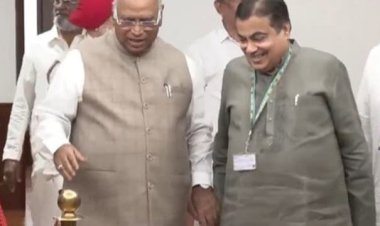 खरगे संग हाथ मिलाते हुए वोट डालने पहुंचे गडकरी, कांग्रेस ने साधा निशाना- मोदी को कभी ऐसे नहीं देखा