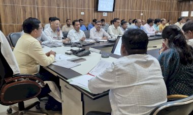 राजस्व वसूली में कोताही बर्दाश्त नहीं! जिलाधिकारी ने अधिकारियों को दी चेतावनी, वेतन रोकने का अल्टीमेटम