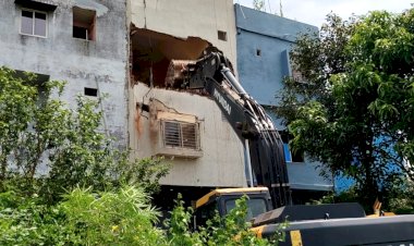 मोहन सरकार का बुलडोजर एक्शन : मतांतरण के आरोपी जब्बार खान  का घर ध्वस्त, सीहोर में ढहाई गई अवैध तीन मंजिला आलीशन कोठी