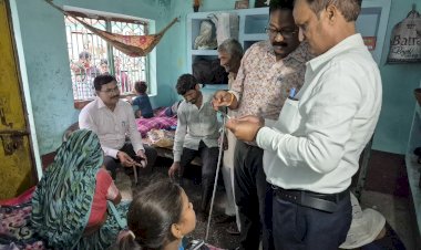 दिव्यांग दंपत्ति की पीड़ा सुनकर जिलाधिकारी पहुंचे घर, बच्चों की पढ़ाई और रोज़गार की व्यवस्था का भरोसा :   जिलाधिकारी ने कहा – “चिंता मत कीजिए, सरकार आपके साथ खड़ी है”