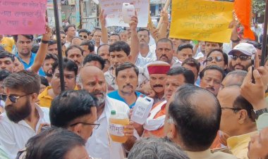 धर्म का नाश हो,धर्म पर टिप्पणी से मचा हंगामा, कांग्रेस कार्यकर्ताओं ने भाजपा दफ्तर पर किया जलाभिषेक