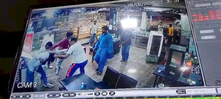 घटना वाली रात का ताज़ा सीसीटीवी फुटेज हुआ वायरल,कालपी बस स्टैंड कांड: सीसीटीवी फुटेज में माजिद और साथियों की करतूत बेनकाब