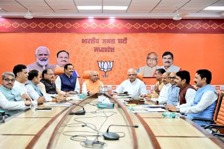 नरोत्तम मिश्रा से बंद कमरे में मिले बीएल संतोष, हेमंत खंडेलवाल: राजनीतिक नियुक्तियों की कवायद के बीच मुलाकातों का दौर , सियासी हलचल तेज