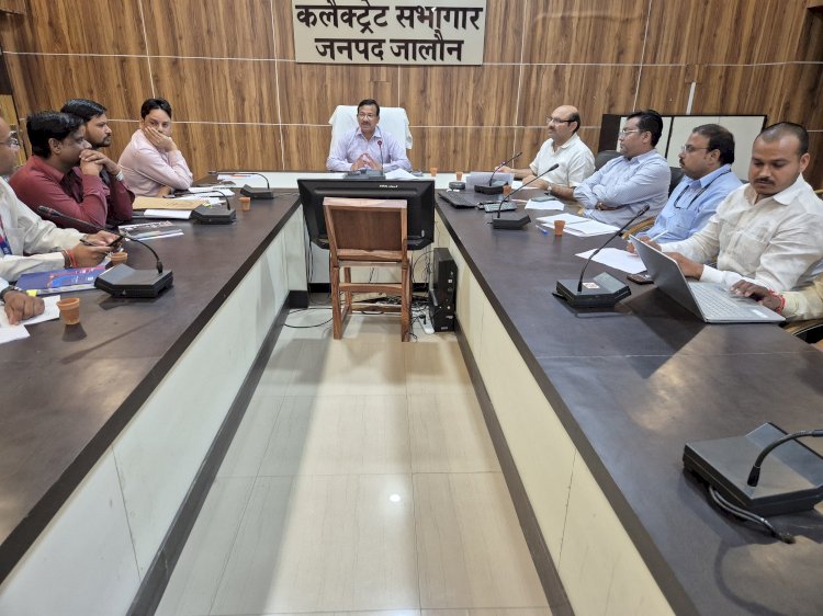 फसल बीमा योजना के तहत रिकार्ड किसानो की फसल का बीमा किया गया ।फसल बीमा प्रकरण में अवशेष की तेजी लाने के निर्देश - डीएम