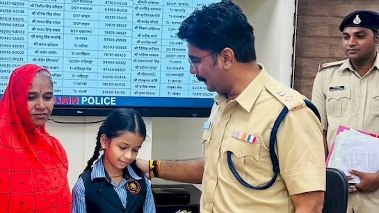 8 साल की बच्ची को मिली MP पुलिस की नौकरी, SP ने सौंपा ज्वाइनिंग लेटर,पिता की मौत के बाद उज्जैन की बच्ची बनी बाल आरक्षक