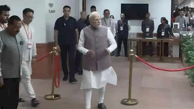 उपराष्ट्रपति चुनाव के लिए मतदान शुरू, पीएम मोदी ने संसद भवन में डाला पहला वोट