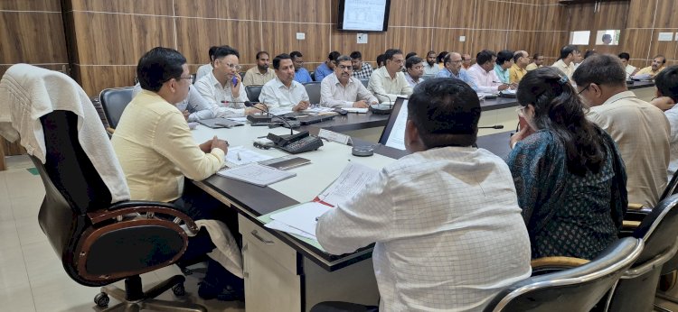 राजस्व वसूली में कोताही बर्दाश्त नहीं! जिलाधिकारी ने अधिकारियों को दी चेतावनी, वेतन रोकने का अल्टीमेटम