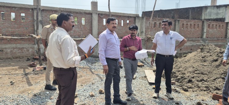 सदर तहसील के निर्माण का जिलाधिकारी ने किया निरीक्षण,धीमी गति पर नाराजगी प्रकट की कार्य में तेजी लाने के दिए निर्देश