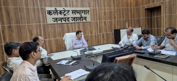 जिलाधिकारी का निर्देश – विशेष अभियान चलाकर त्योहार के दृष्टिगत गड्ढा मुक्त करें सभी सड़कें,   शहरी व ग्रामीण क्षेत्रों में सड़क को गड्ढामुक्त करने हेतु जिम्मेदारी तय, लापरवाही पर होगी कार्रवाई : डीएम