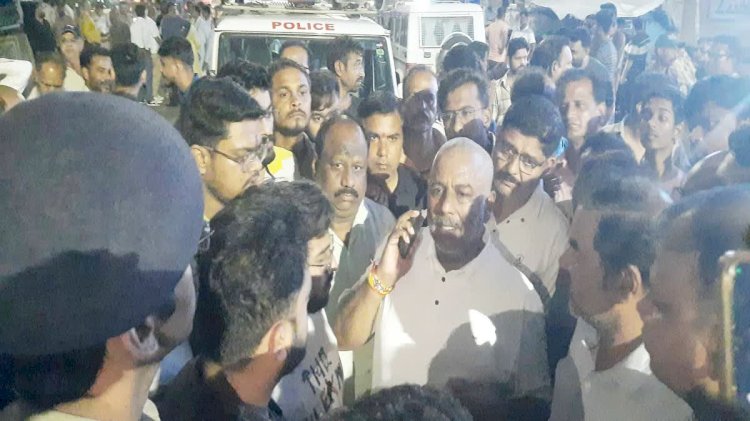 बीजेपी के पूर्व महापौर को थप्पड़ मारनेवाले पुलिसकर्मी पर बड़ी कार्रवाई,  निलंबन के बाद पुलिस कर्मी पर एफआईआर दर्ज