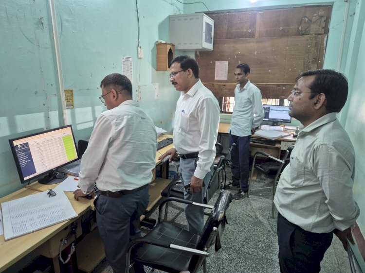 जिलाधिकारी ने तहसील जालौन में विभिन्न पटलों का किया गहन निरीक्षण, पारदर्शिता एवं त्वरित निस्तारण पर दिया जोर