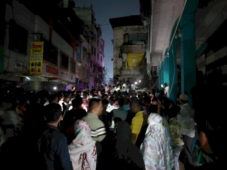 इंदौर में 5 मंजिला बिल्डिंग गिरी, 6 लोगों के दबे होने की खबर, घायलों को MY पहुंचाया