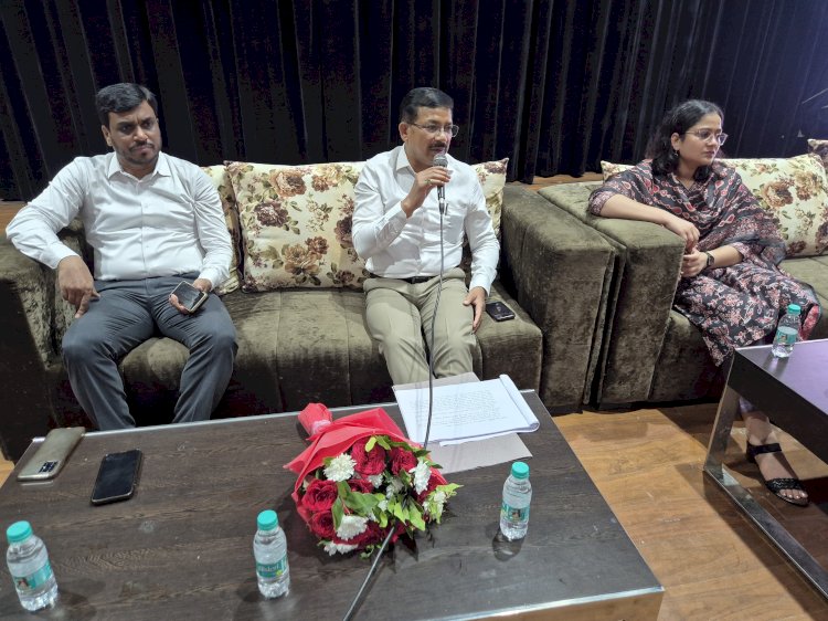 जिला निर्वाचन अधिकारी ने दिया प्रशिक्षण, घर-घर सत्यापन कर मतदाता सूची को शुद्ध बनाने के निर्देश