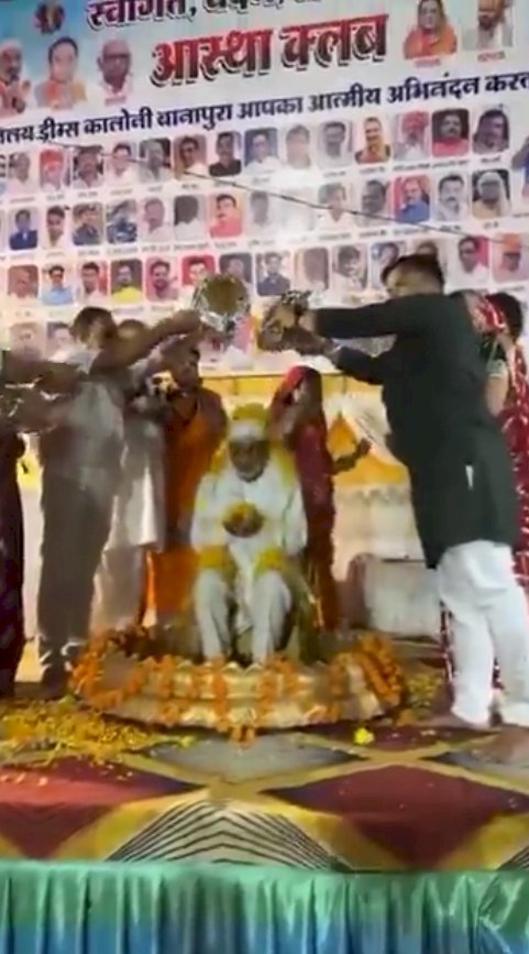 नवरात्रि में भाजपा सांसद की पूजा! फूलों से खुद का अभिषेक करा रहे BJP सांसद का Video VIRAL, लोग बोले- भगवान बनने की तैयारी है