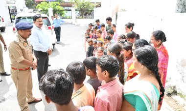 मिशन शक्ति 5.0 के तहत डीएम व एसपी ने कन्या विद्यालय में छात्राओं को किया जागरूक