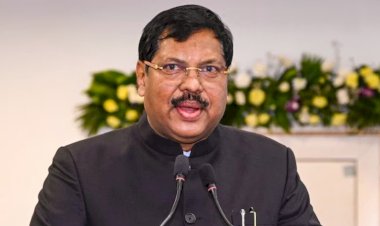 SC में वकील ने CJI की ओर फेंका जूता, मचा हड़कंप, लगाए सनातन का अपमान न सहने के नारे