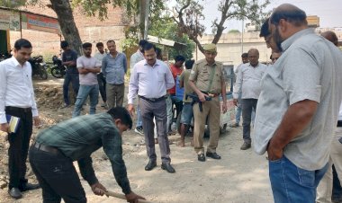 जिलाधिकारी ने किया सड़कों के चौड़ीकरण एवं सुदृढ़ीकरण कार्यों का निरीक्षण, गुणवत्तापरक निर्माण सुनिश्चित करने के दिए निर्देश