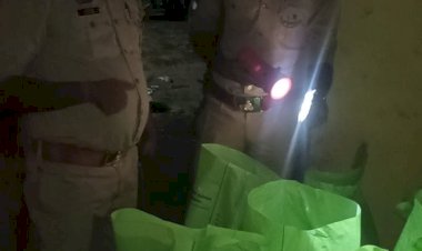 डीएम के निर्देश पर नकली खाद बनाने का कारखाना पकड़ा गया।   इफको ब्रांड की 102 बोरी नकली खाद, कच्चा माल, सिलाई मशीन व जेनरेटर बरामद