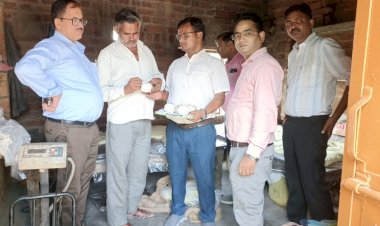 खोया भट्ठियों पर खाद्य सुरक्षा एवं औषधि प्रशासन विभाग की ताबड़तोड़ कार्यवाही, 160 किलोग्राम खोया नष्ट कराया।