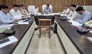 जिलाधिकारी की सख्त कार्यवाही, विकास योजनाओं में ढिलाई पर 13 अधिकारियों का वेतन रोका,   सीएम डैशबोर्ड समीक्षा में योजनाओं के क्रियान्वयन में लापरवाही एवं शिथिलता पर कार्यवाही