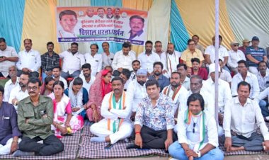 बच्चों की मौत पर आक्रोश, बुंदेलखंड मेडिकल कॉलेज में ‘लापरवाही के ज़हर’ के खिलाफ कांग्रेस का ‘महा-संग्राम, जोरदार धरना प्रदर्शन