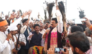 मोनियो के साथ दिवाली गीत गाकर जमकर झूमे मंत्री राजपूत,जैसीनगर में आयोजित गोवर्धन मेला में शामिल हुए मंत्री गोविंद सिंह राजपूत